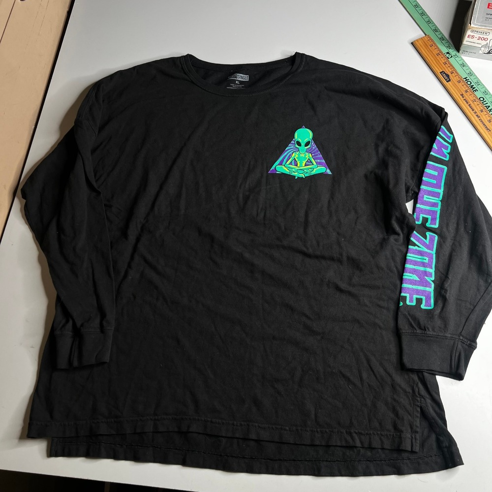 Thirty Single Mens XL Black Long Sleeve Alien In The Zone Graphic Tee Shirt